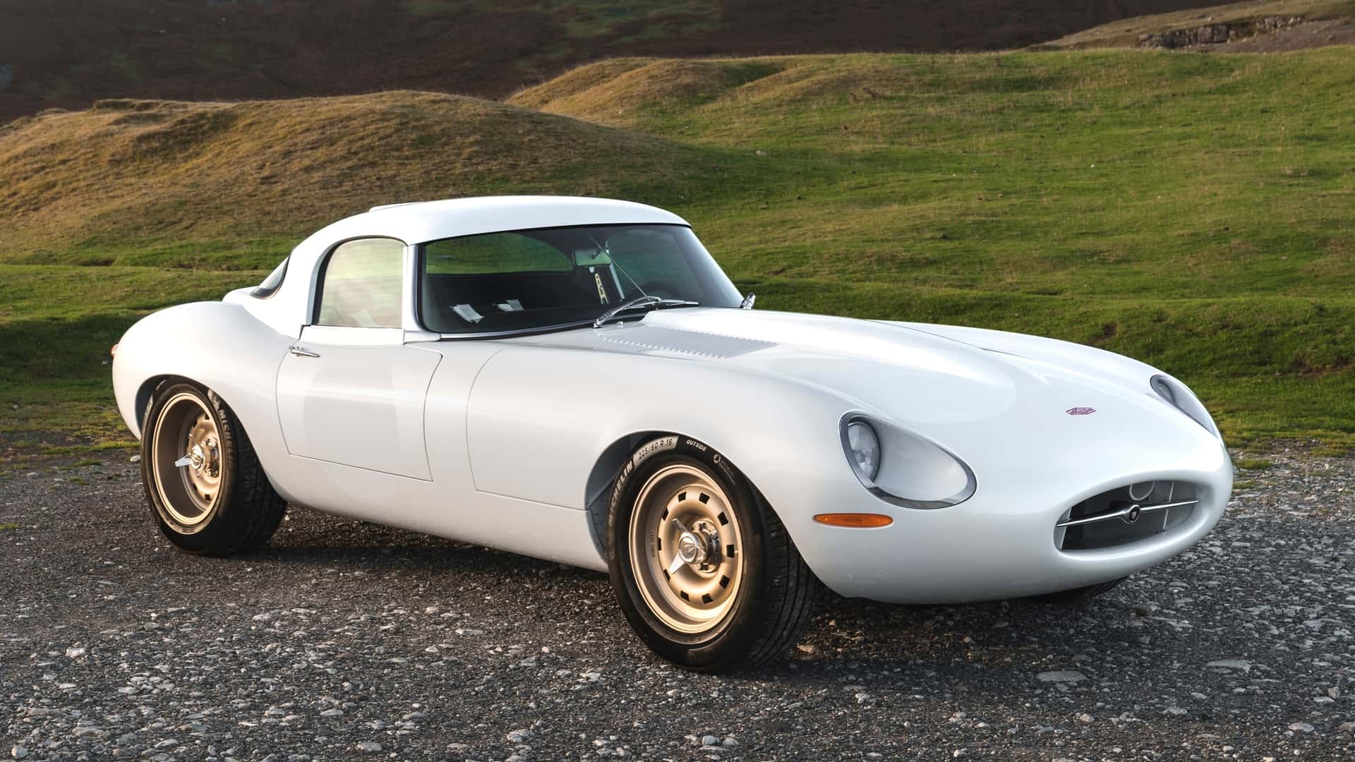 Cette magnifique Jaguar Type E restomod est plus légère qu'une MX-5