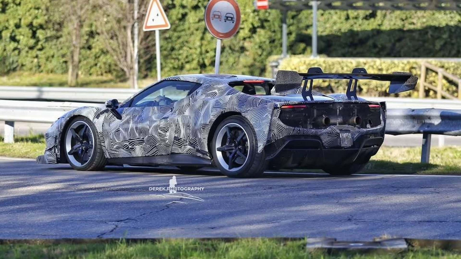 Une Ferrari ressemblant à une voiture de course homologuée pour la route aperçue