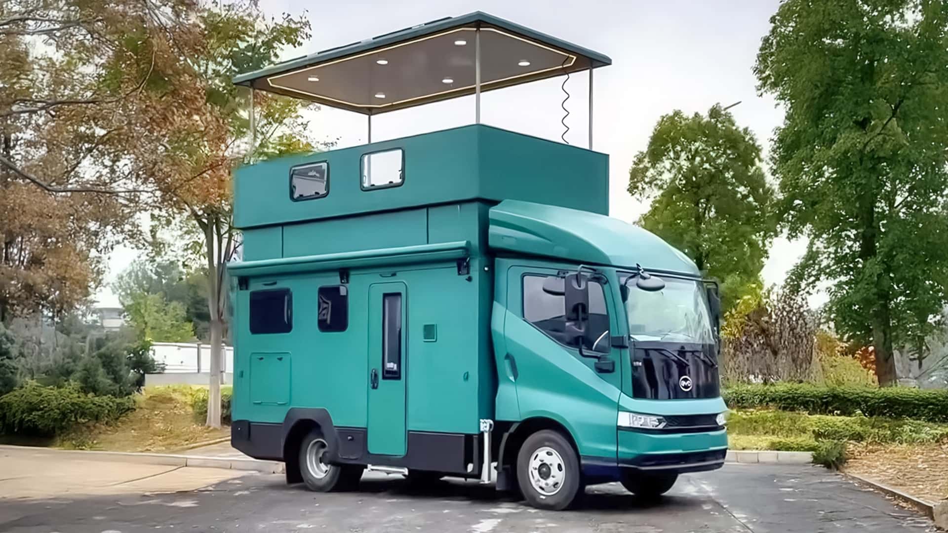 China-Camper als Mini-Penthouse: Zwei Etagen und Dachterrasse
