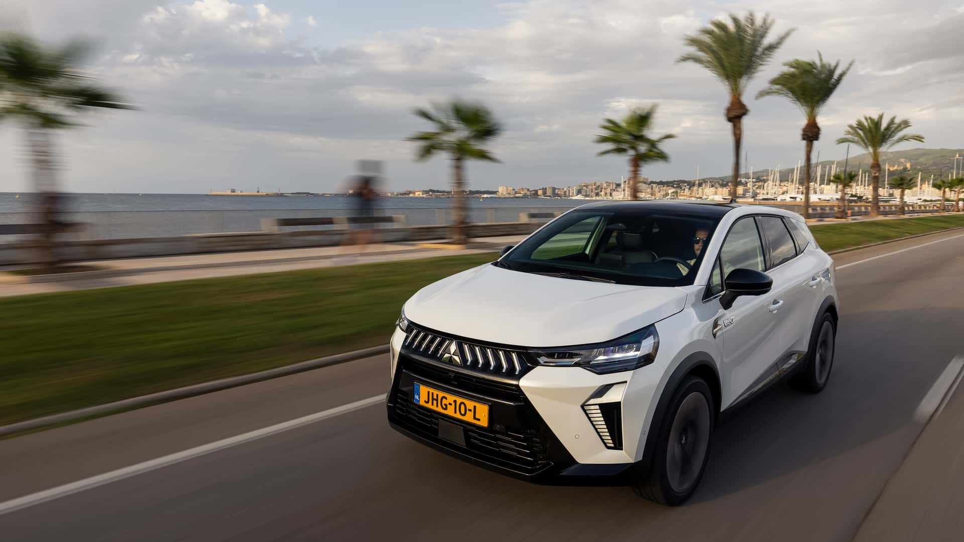 Mitsubishi Grandis 2025, al volante del SUV familiar urbano electrificado