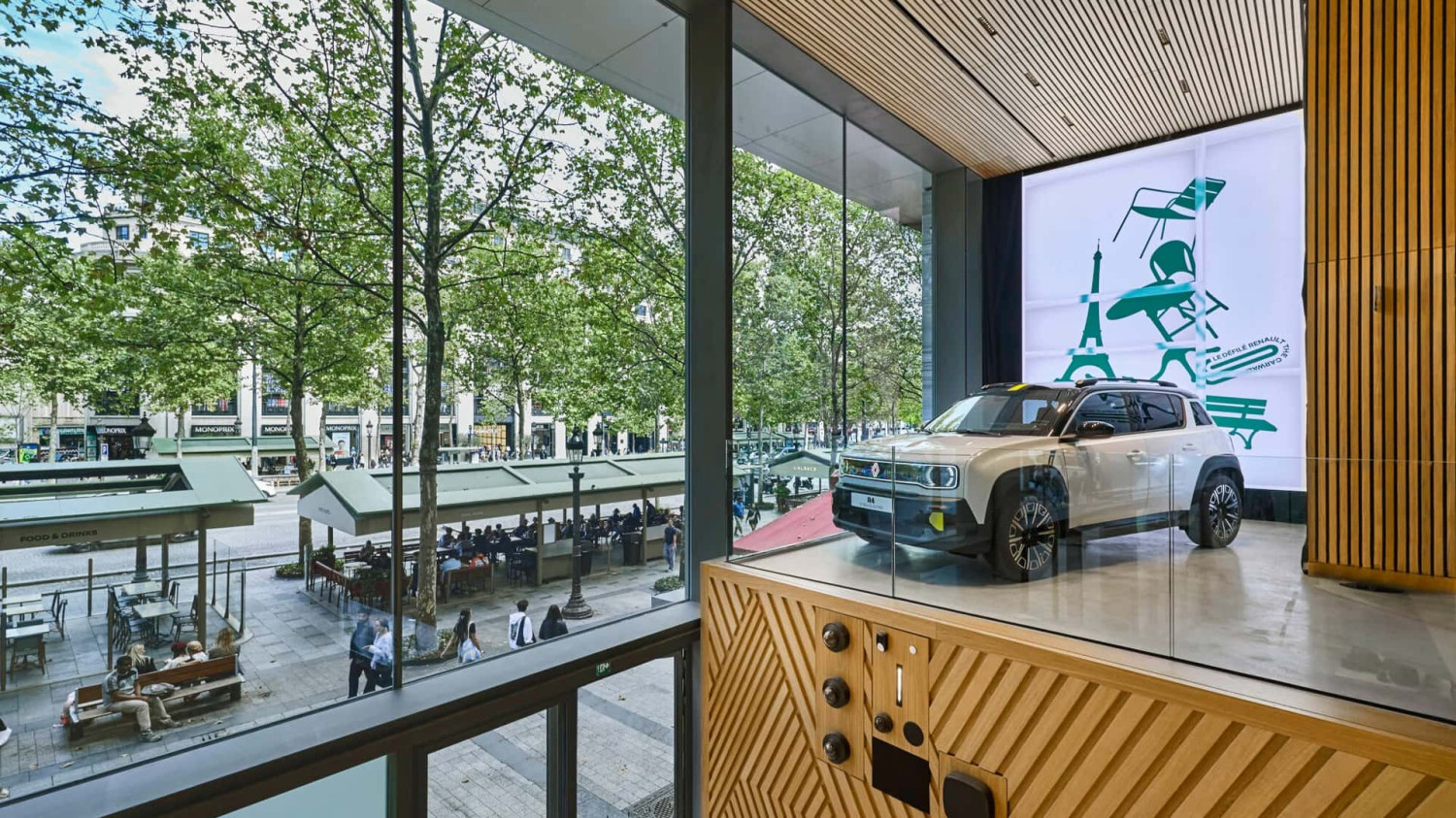 Renault rouvre son showroom des Champs-Élysées