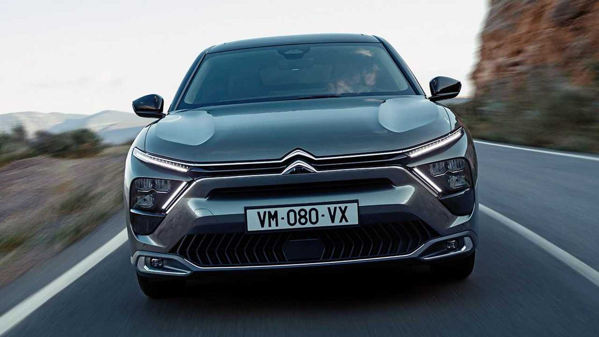 <p>Citroen C5 X, les phares principaux sont cachés en bas dans le pare-chocs</p>