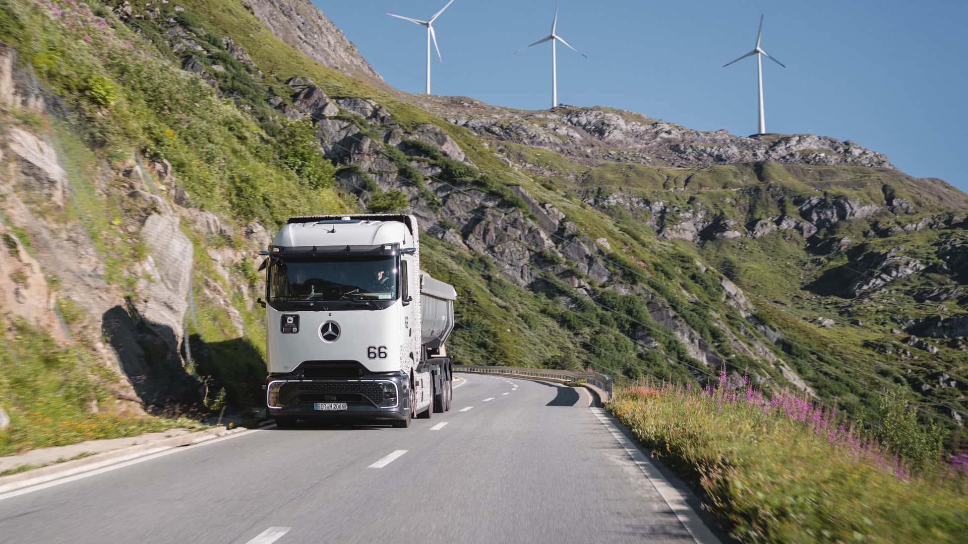 Camion Mercedes GenH2 : essais estivaux dans les Alpes suisses