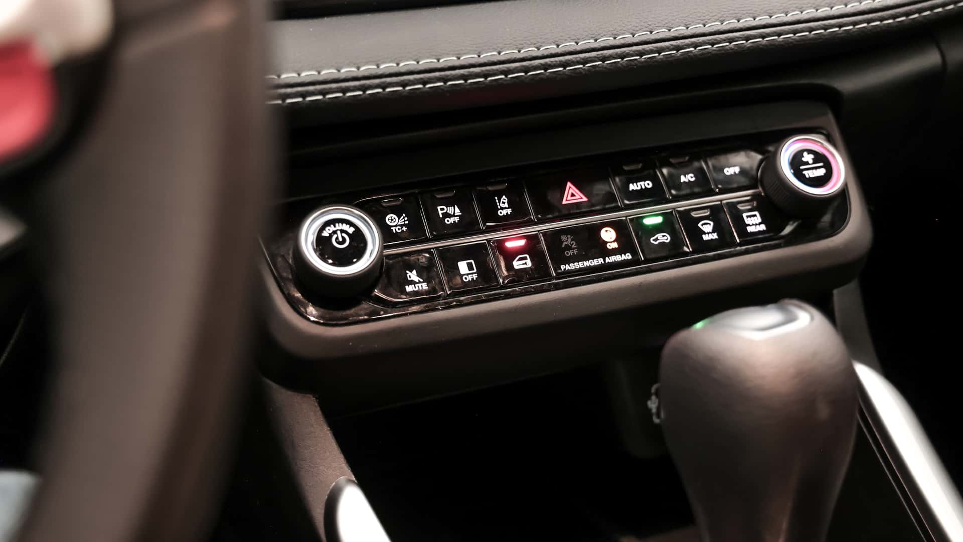 Fiat Fastback Impetus T200 Hybrid 2026 (BR) -Test — physische Bedienelemente auf dem Panel