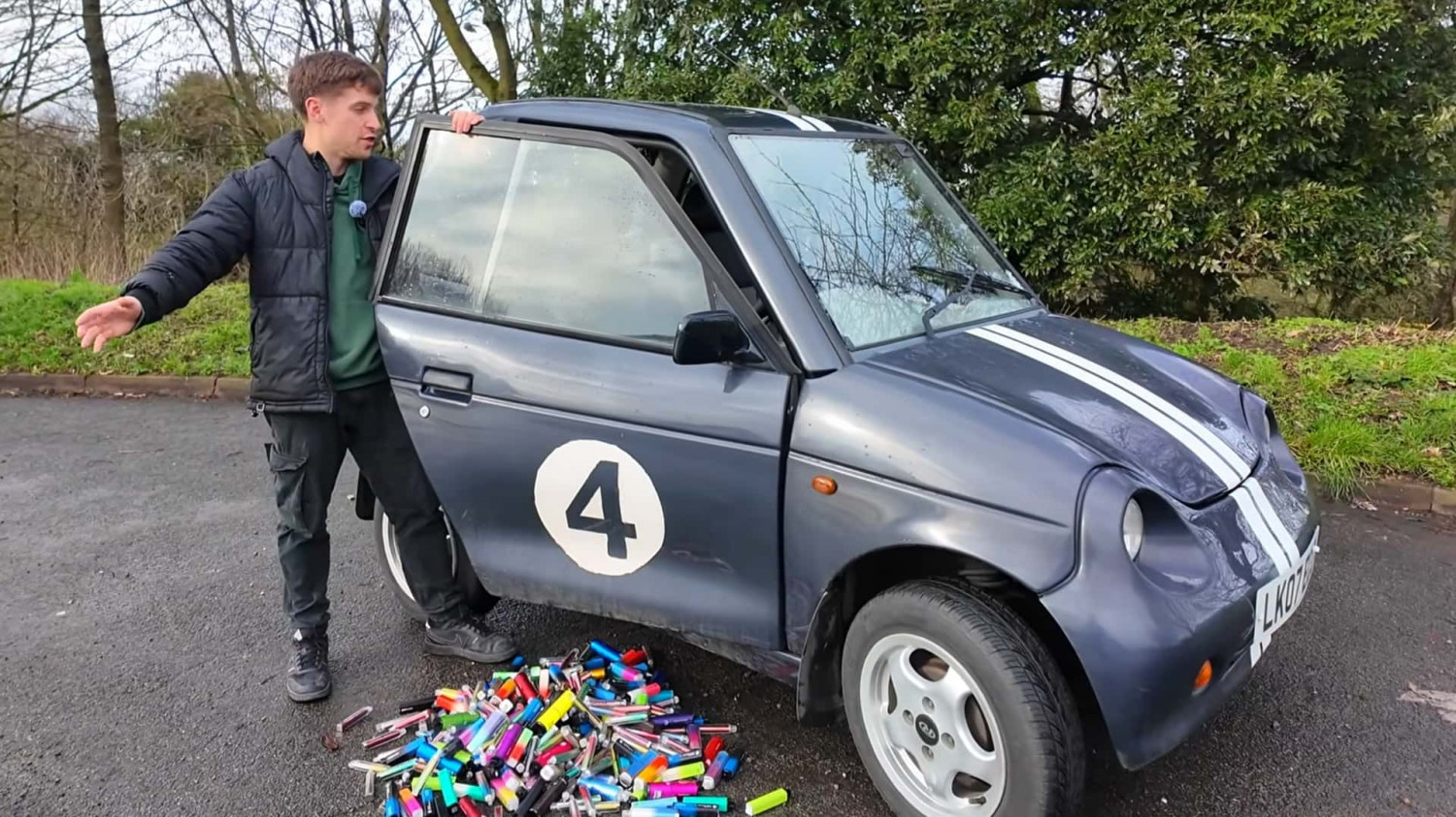 Un YouTuber fabricó un vehículo eléctrico alimentado por 500 baterías de vapeadores