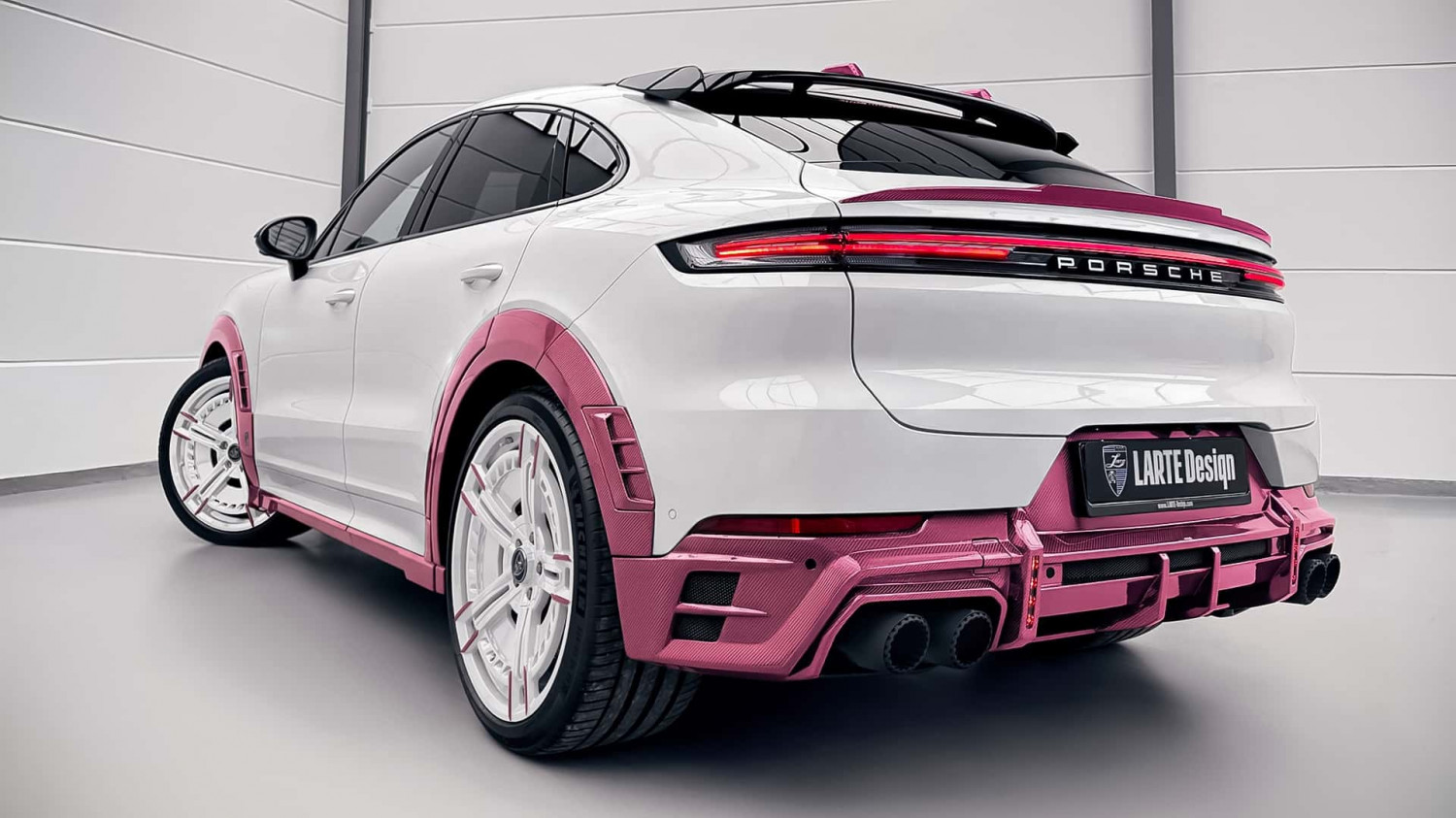 Larte présente un Porsche Cayenne avec kit carrosserie en carbone rose