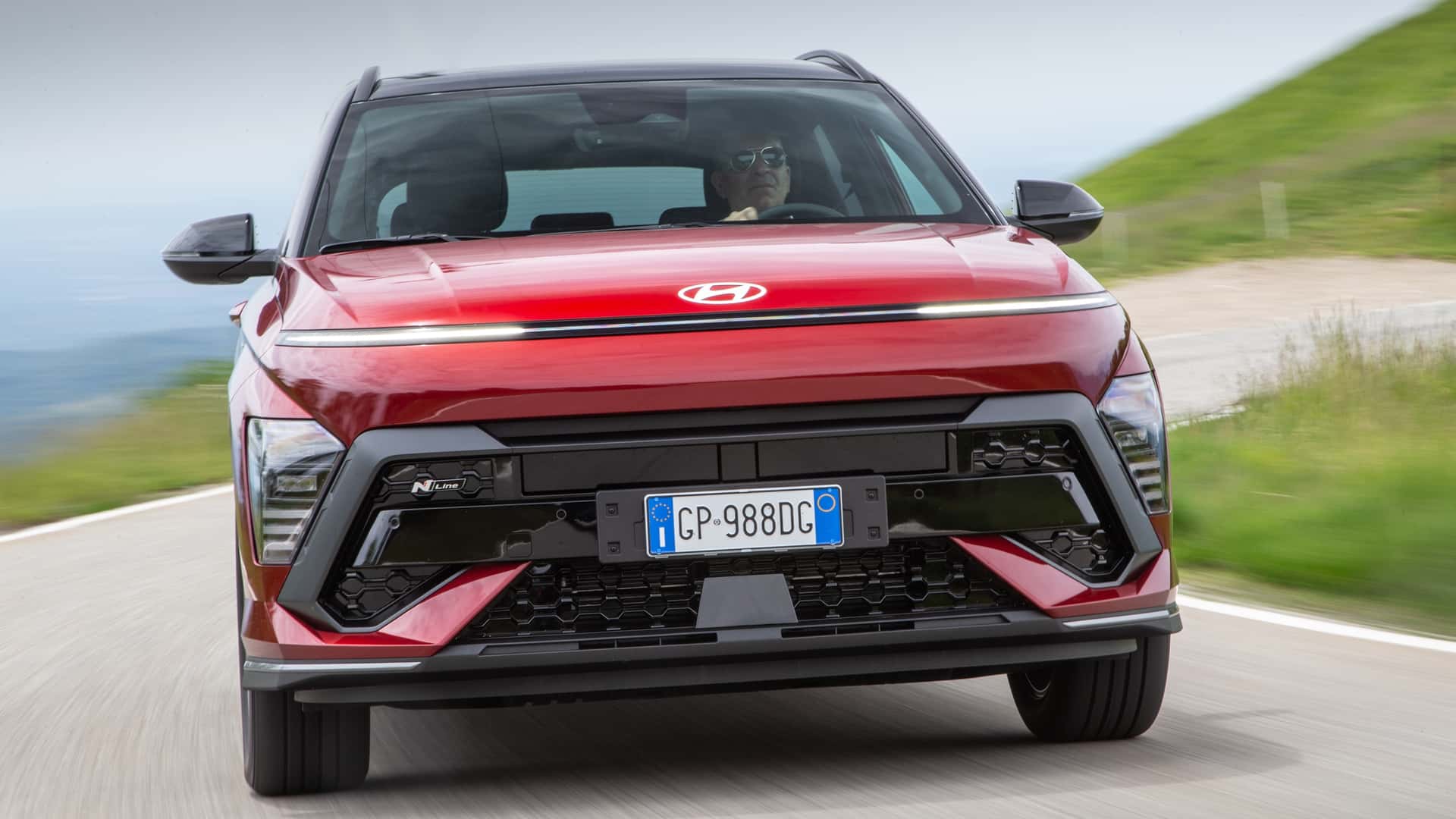 <p>Hyundai Kona : Feux diurnes à pleine largeur, phares bas invisibles lorsque le véhicule est éteint</p>