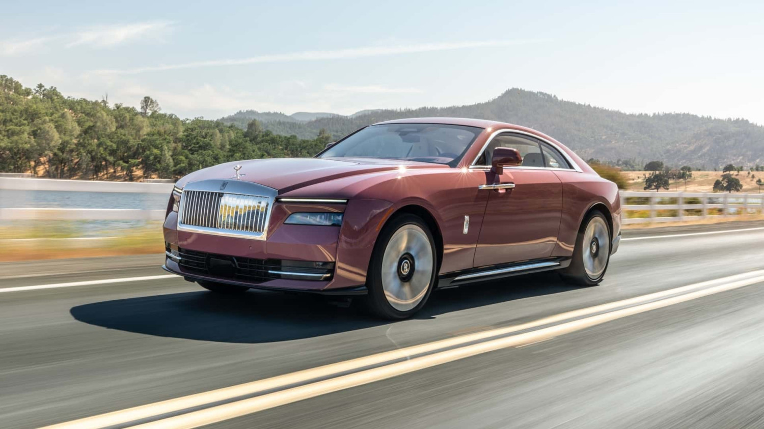 Rolls-Royce abandonne son projet de véhicule 100 % électrique, et maintient le V12 en vie