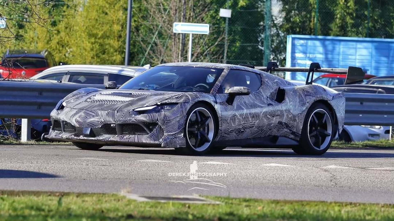 Une Ferrari ressemblant à une voiture de course homologuée pour la route aperçue