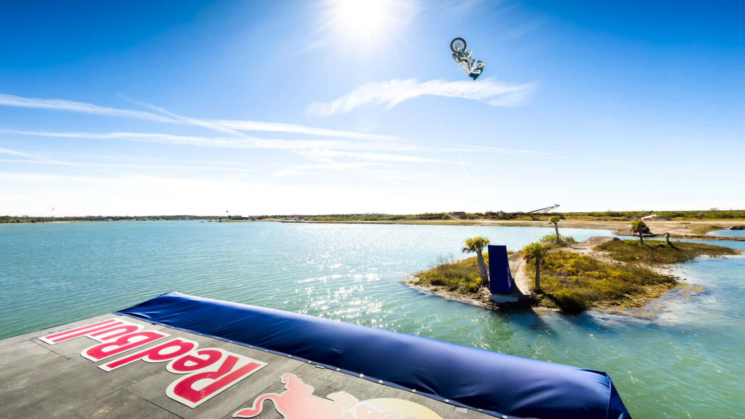 Bagaimana Sepeda Motor Melakukan Lompatan di Atas Air?