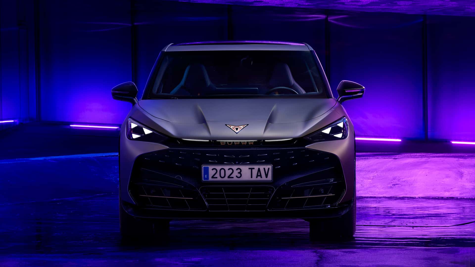 <p>Cupras Tavascan : avec ses triangles lumineux, la face avant est une signature numérique</p>