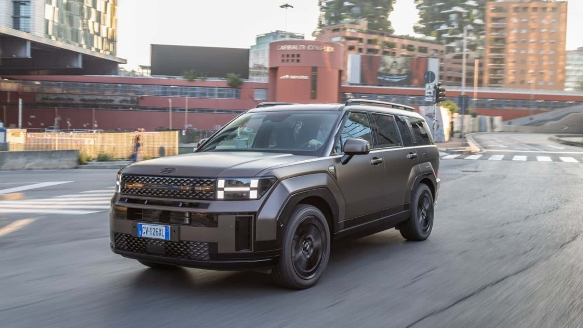 Le Hyundai Santa Fe hybride rechargeable a plus de puissance avec le modèle 2026