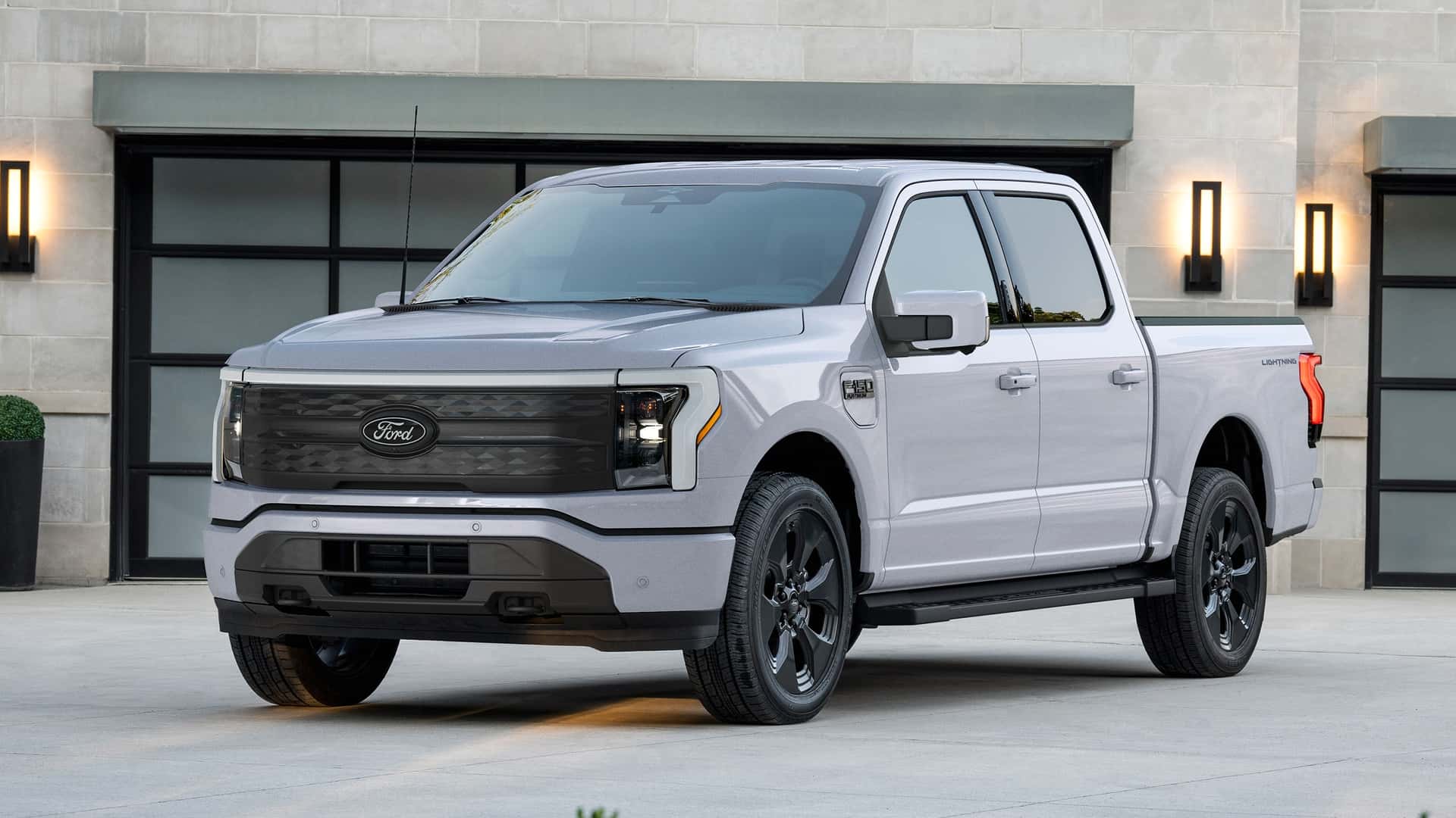 2025 Ford F-150 Lightning dengan