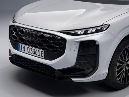Audi Q3 Sportback e-hybrid Glacier white metallic, static studio shot, exterior, detail view front