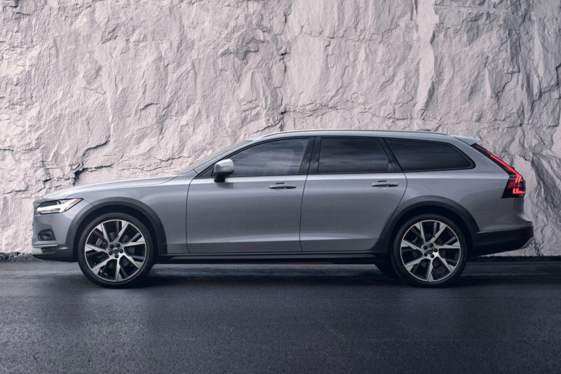 2025 Volvo V90 Cross Country: A Luxe Wagon With Moves Like Jagger
