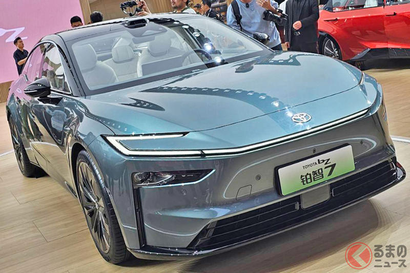 トヨタが「新型“クーペ”セダン」世界初公開！ 美しすぎる「流麗ボディ」＆豪華「白」内装の最上級モデル！ “中国の最先端技術”盛り込んだ「bZ7」を上海ショーで発表