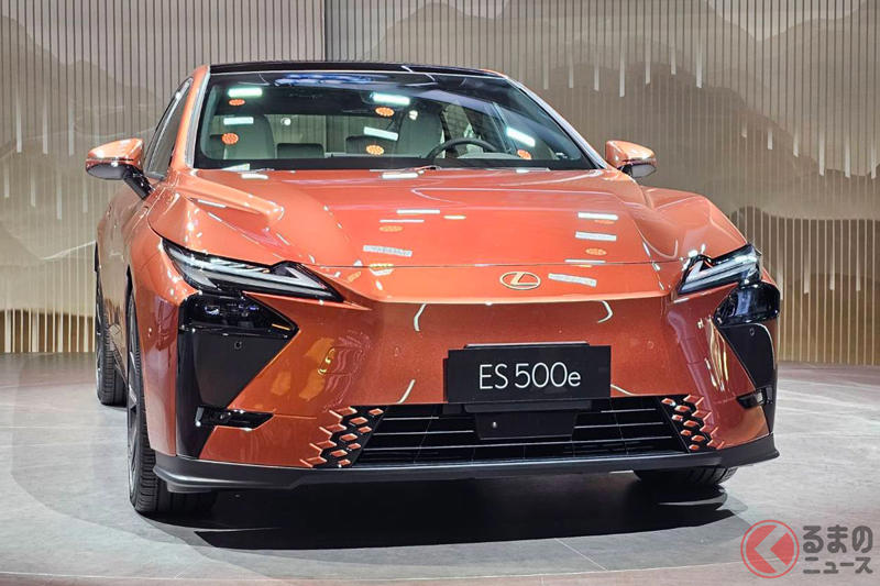 レクサスが新型「ES」を世界初公開！ 7年ぶり全面刷新で全長5.1m“流麗ボディ”×「赤いLEXUSエンブレム」採用！上海で発表、来春にも日本導入へ！