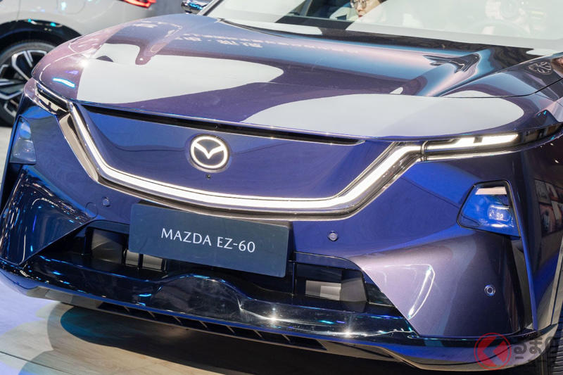 マツダ新型「クーペSUV」世界初公開！ ピカっと光る魂動デザイン＆“まるでテレビ”な巨大横長ディスプレイが斬新すぎる！ 「CX-60」より“ちょいデカ”な新型「EZ-60」中国で発売へ！