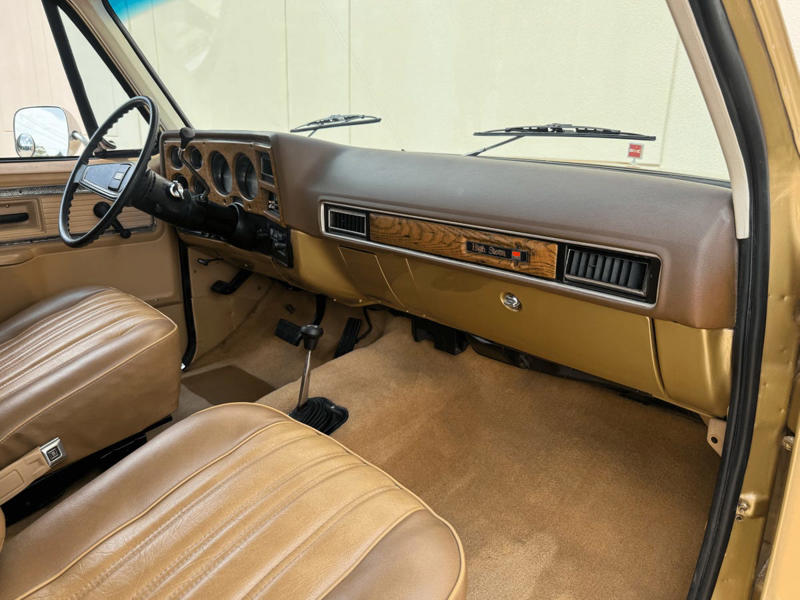 GMC Jimmy Casa Grande on Bring a Trailer Is a Sleek '70s Camper
