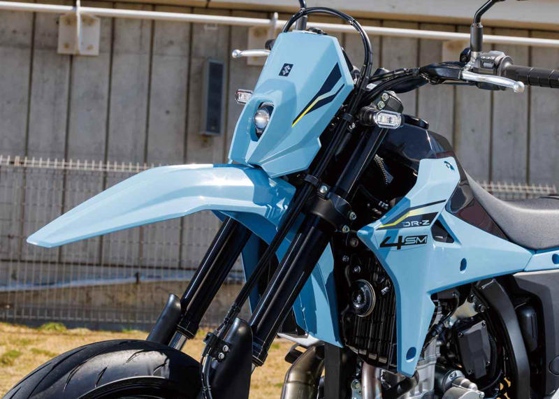 スズキ「DR-Z4SM」撮影レポート｜ファン待望の400ccモタード、パワフルかつスリムなスタイルで街から峠まで楽しめる