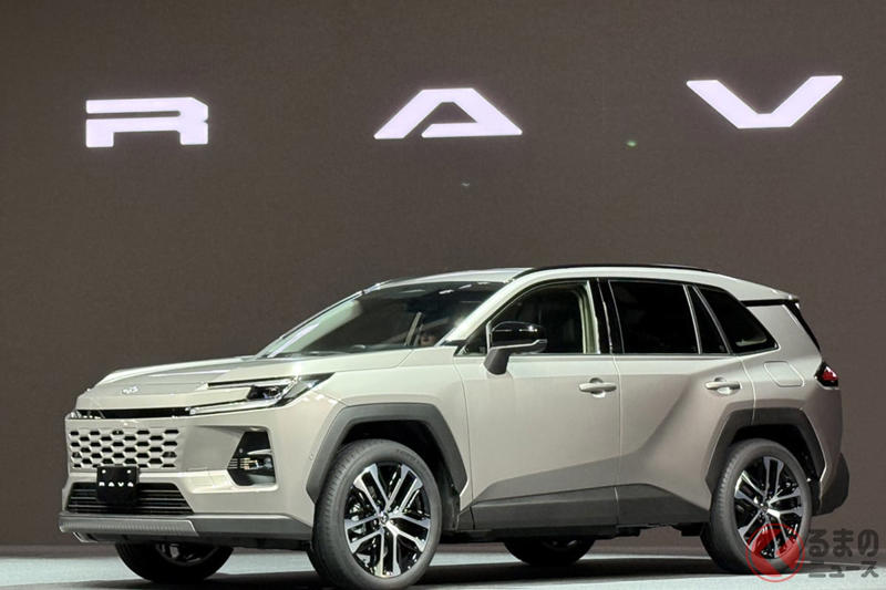 トヨタ「新型RAV4」世界初公開！ 7年ぶりの全面刷新で｢GRスポーツ｣＆タフな“本格オフロード仕様”など｢3タイプ｣登場！ メーカー初の「ソフトウェア」採用し2025年度内発売へ！