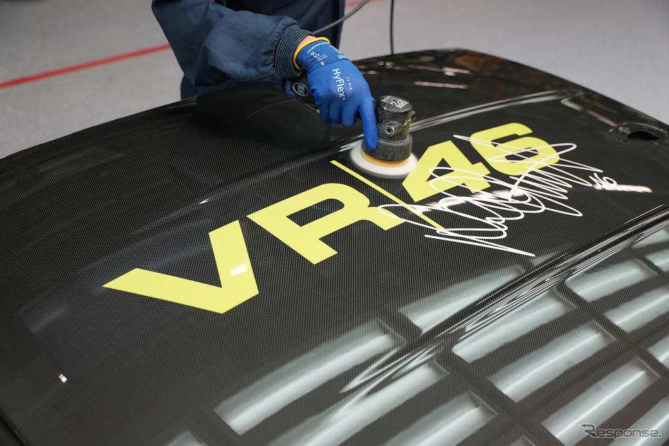 バレンティーノ・ロッシ仕様のBMW『M4 CS』が生産開始、世界限定92台