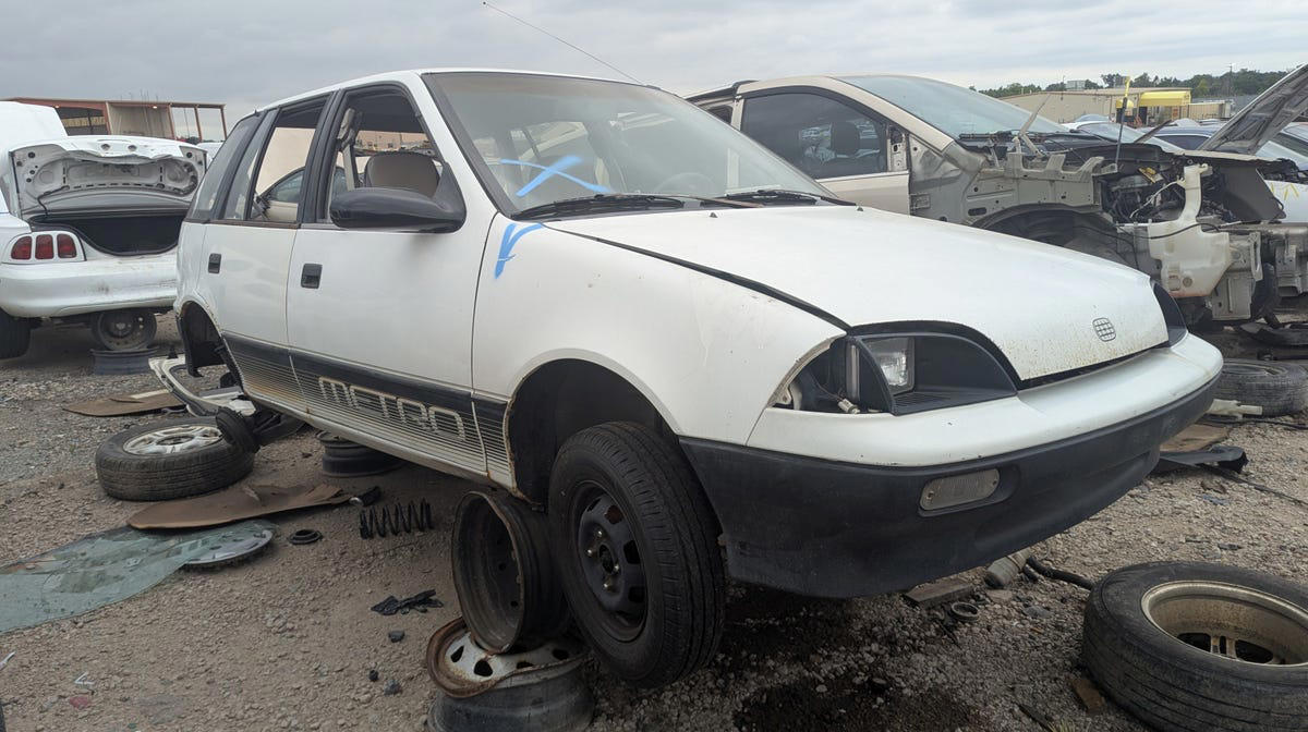 Gallery: 1990 Geo Metro 5-Door Hatchback in Colorado Junkyard