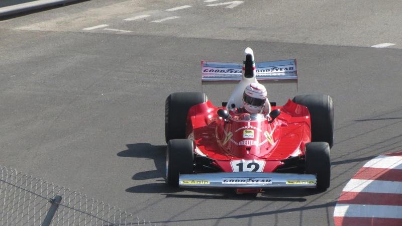 フェラーリは往年の美しいモデルで常に勝利する：写真