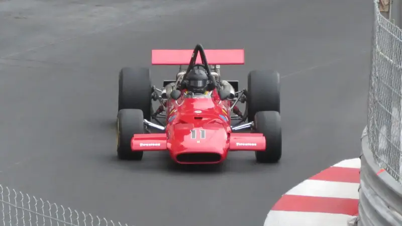 アクセルペダルを強く踏むドライバーたち。