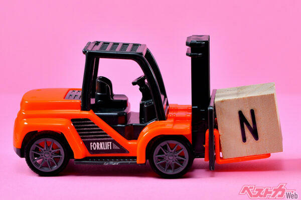 信号待ちでの「Nレンジ」は必要ナシ!! 燃費悪化や事故にも繋がる間違った「N」の使いかた