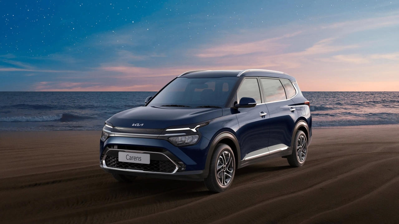 Kia Carens Comfort: The Kia Carens starts at ₹11.41 lakh and has a 115hp, 1.5-litre petrol engine. Seats in all rows are comfortable. The second row features a 60:40 split and tumble function, with an electrically assisted kerbside seat for easier third-row access. The last row is reasonably comfortable for tall passengers and better than most rivals in its class.