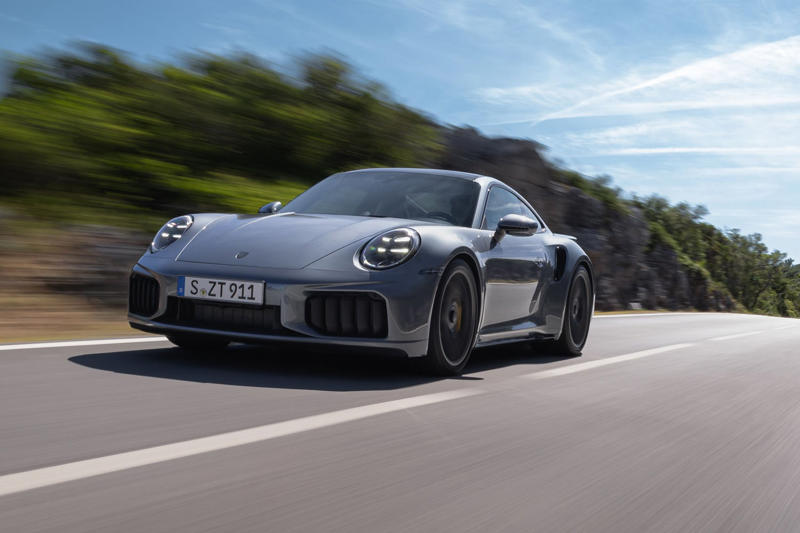 ポルシェがハイブリッドの最新型「911ターボS」「911ターボSカブリオレ」を導入