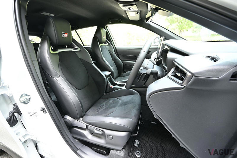 進化したトヨタ「カローラクロス」に注目の新グレード「GRスポーツ」登場！ 見た目もエンジンも足回りも特別な“メーカー謹製チューニング”の妙味とは？