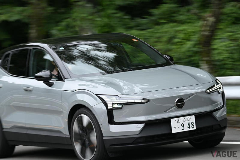スーパーカー並の加速力なのに日常では“ふつう”に使える！ ボルボ「EX30」に追加されたツインモーター仕様の「究極の2面性」とは？