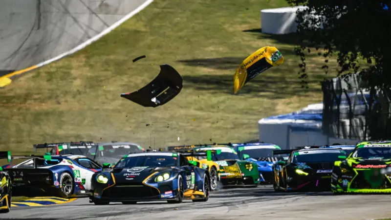 車の事故、フェラーリとランボルギーニが大破:写真
