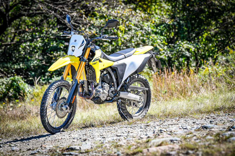 新型『DR-Z4S』に乗って思ったこと→スズキは「とんでもないバイク」を世に出してきたのでは……？【SUZUKI DR-Z4S／DRZ-4SM 試乗インプレ・レビュー DR-Z4S①】
