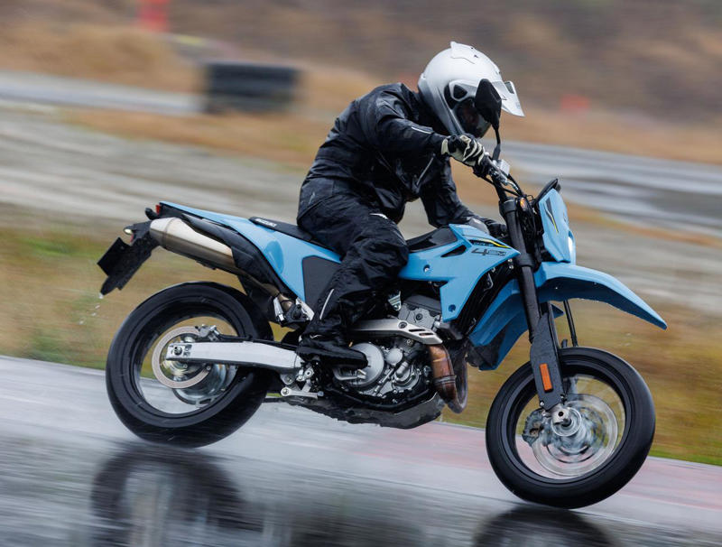 【レビュー】スズキ「DR-Z4SM」インプレ｜400ccクラスの新たな潮流 自由で爽快！胸の空く単気筒スポーツ