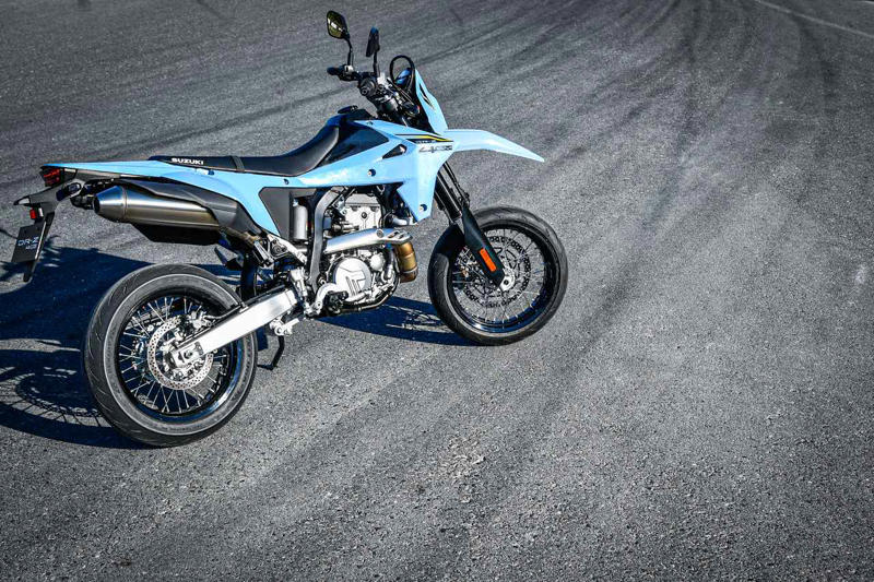 新型『DR-Z4SM』はモタードっていうより独自路線の「スズキ流400ccスーパースポーツ」だと考えるとしっくりくる【SUZUKI DR-Z4S／DRZ-4SM 試乗インプレ・レビュー DR-Z4SM③】