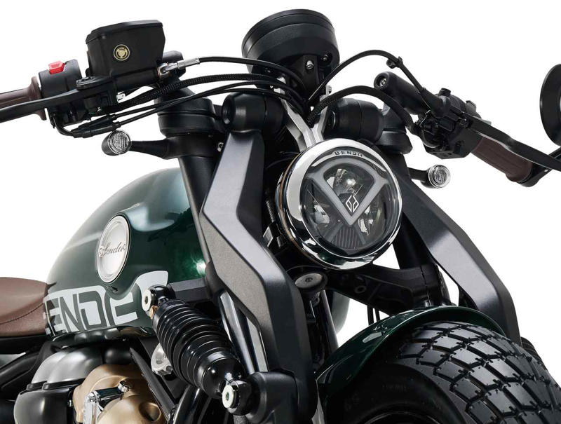 空冷風Vツイン＆極太タイヤでトラコン搭載⁉ 個性あふれるベンダ「ナポレオンボブ250」が日本で発売