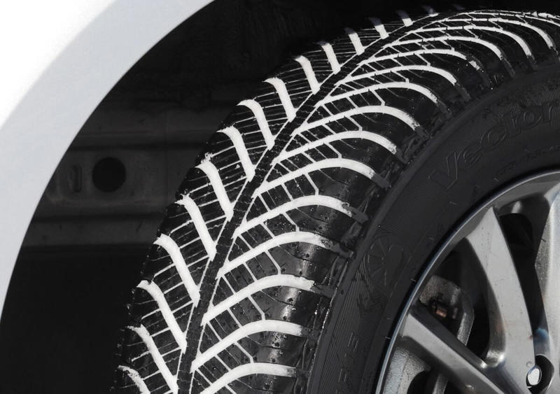 【突然の大雪、そのタイヤで大丈夫?】オールシーズンタイヤの過信は禁物。「雪道で止まる・止まらない」の真実と、賢いドライバーが選ぶべき条件