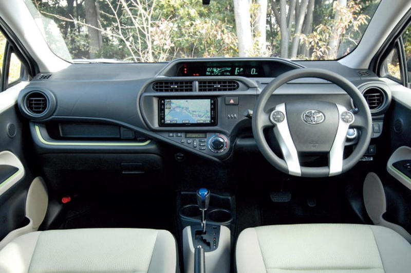 トヨタ アクアは画期的だった。燃費40km／Lのハイブリッドながら、ICE車のような自然さもあった【10年ひと昔の新車】