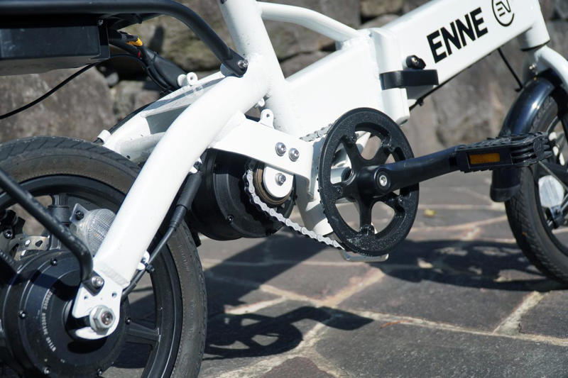 【スクープ】史上初、特定小型原付区分のモペッドがまもなく登場。ENNEが電欠時も走行できるペダル付き電動バイクを開発中