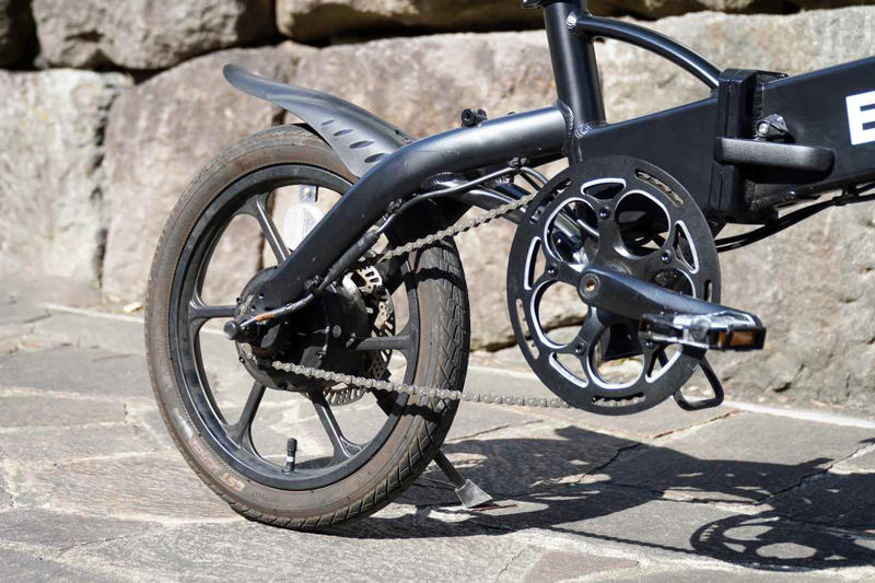 【スクープ】史上初、特定小型原付区分のモペッドがまもなく登場。ENNEが電欠時も走行できるペダル付き電動バイクを開発中