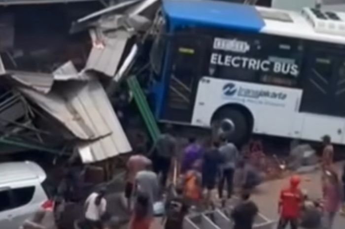 kecelakaan, jakarta selatan, bus transjakarta, bus listrik, Kecelakaan Bus Listrik Transjakarta: Ketika Teknologi Canggih Gagal Menghindari Tabrakan