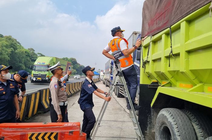 tol cipularang, korlantas polri, Truk overdimensi, truk odol, Cara PJR Induk Cipularang Atasi Truk ODOL di Jalan Tol, Ini Temuannya
