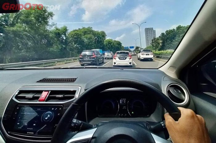 mobil bekas, penyebab mobil bau gosong, mobil bau gosong, apa penyebab mobil bau gosong, kenapa mobil bau gosong, Inilah Penyebab Mobil Tiba-tiba Bau Gosong Saat Lagi Jalan, Simak