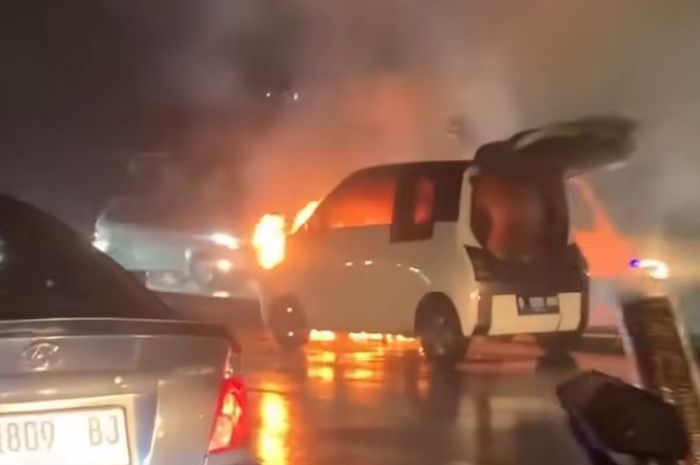 wuling, wuling air ev, air ev, Wuling Air EV terbakar, Di Tengah Hujan, Wuling Air EV Ludes Dilahap Si Jago Merah di Bandung
