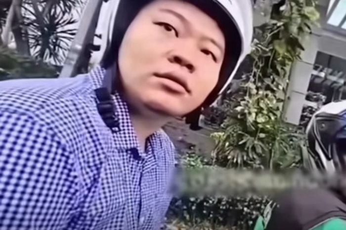 merokok, jalan kaki, tilang, tilang elektronik, ETLE, Berkendara sambil merokok, Pejalan Kaki Bisa Ketilang ETLE, Bermotor Sambil Merokok Juga? Ini Kata Polisi