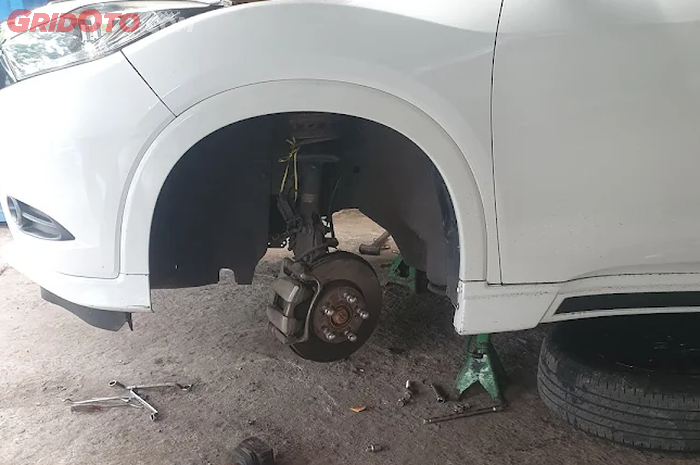 shockbreaker, kaki kaki mobil, bushing arm, mobil bergoyang, mobil terasa ngayun saat ngebut, Mobil Terasa Bergoyang Saat Kecepatan Tinggi? Cek Komponen Ini