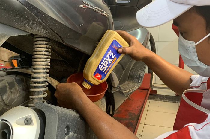 ganti oli, ganti oli motor, ahm oil, astra motor jateng, kapan ganti oli, Efek Duit Oli Dipakai Jajan Seblak Terus Ternyata Ngeri, Ingat Oli Motor Wajib Ganti Tiap Segini